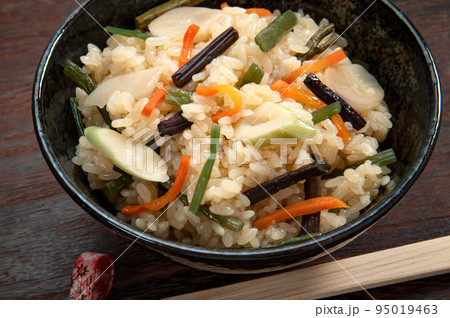 手作りの山菜おこわ 手作りの山菜おこわ 95019463