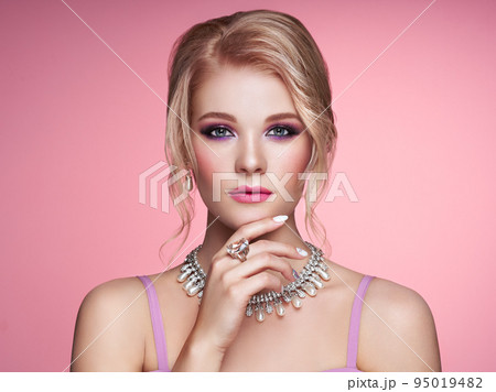 Portrait Beautiful Woman with Jewelry 95019482
