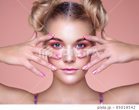 Blonde girl with elegant and shiny hairstyle Blonde girl with elegant and shiny hairstyle 95019542