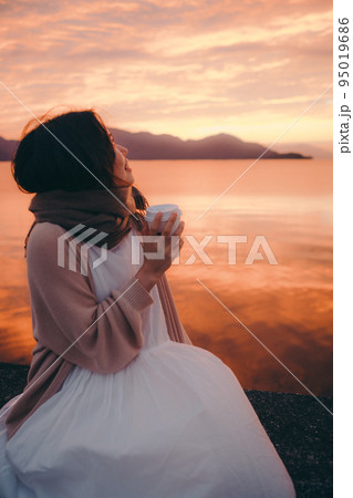 朝焼けが綺麗な女性の写真 95019686