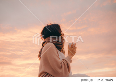 朝焼けが綺麗な女性の写真 95019689