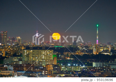東京都心方面の超高層ビルと月出 95019696