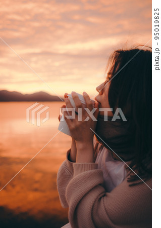 朝焼けが綺麗な女性の写真 朝焼けが綺麗な女性の写真 95019825