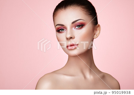 Beautiful woman face 95019938