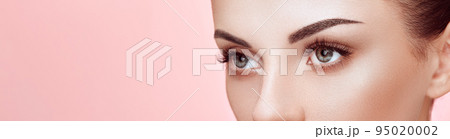 Beautiful woman with long false eyelashes 95020002
