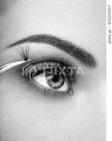 Female eye with long false eyelashes 95020007