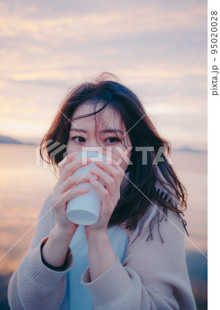 朝焼けが綺麗な女性の写真 朝焼けが綺麗な女性の写真 95020028