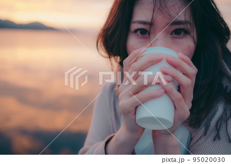 朝焼けが綺麗な女性の写真 朝焼けが綺麗な女性の写真 95020030