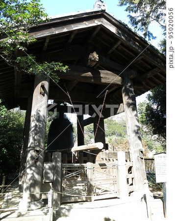 鎌倉市の円覚寺にある鐘楼（国宝 洪鐘） 95020056