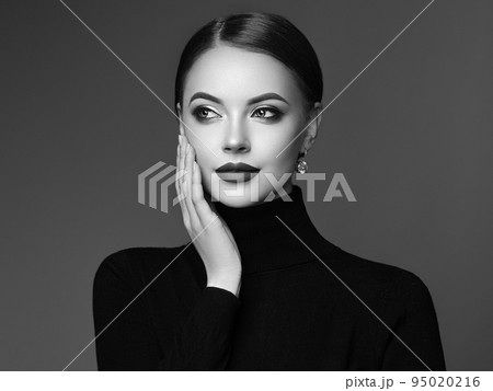 Beauty model with perfect makeup 95020216