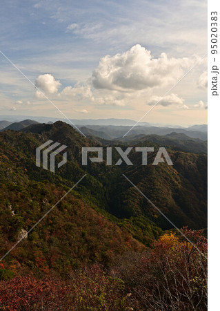 多紀連山の紅葉 95020383