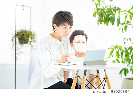 オンラインで診察を受ける親子 オンラインで診察を受ける親子 95020394