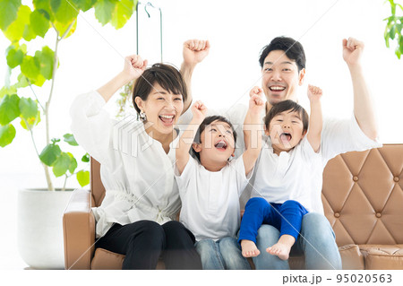 手をあげて喜ぶ親子・テレビ観戦イメージ  95020563