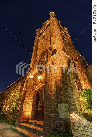夜にライトアップされた川口基督教会の素敵な外観 95020575