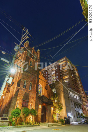 夜にライトアップされた川口基督教会の素敵な外観 夜にライトアップされた川口基督教会の素敵な外観 95020576