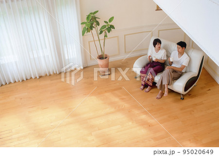 リビングでくつろぐカップル　俯瞰撮影 95020649