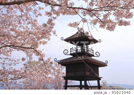 弥生時代の環濠集落遺跡「唐古・鍵遺跡」に復元された楼閣 95021040