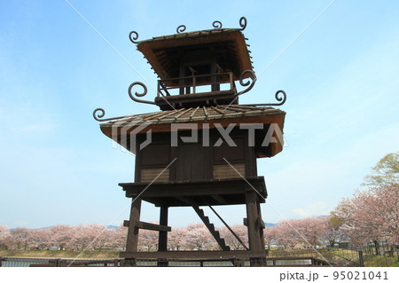 弥生時代の環濠集落遺跡「唐古・鍵遺跡」に復元された楼閣 95021041