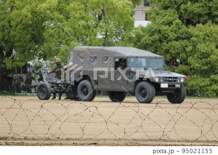 陸上自衛隊の重迫牽引車と120㎜迫撃砲RT 陸上自衛隊の重迫牽引車と120㎜迫撃砲RT 95021155