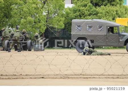 射撃準備を行う120㎜迫撃砲RTと狙撃班 95021159