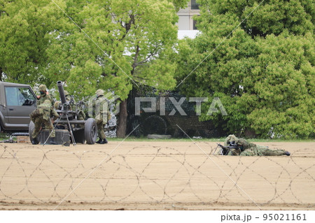 射撃準備を行う120㎜迫撃砲RTと狙撃班 射撃準備を行う120㎜迫撃砲RTと狙撃班 95021161