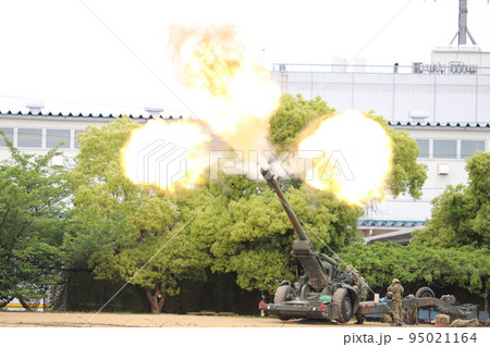 空包射撃を行う陸上自衛隊のFH-70 155㎜榴弾砲 空包射撃を行う陸上自衛隊のFH-70 155㎜榴弾砲 95021164