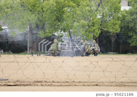 砲撃姿勢をとる陸上自衛隊の120㎜迫撃砲RT 砲撃姿勢をとる陸上自衛隊の120㎜迫撃砲RT 95021166