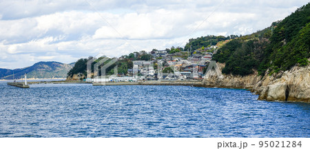 急斜面に密集する男木島の集落（香川県高松市） 95021284