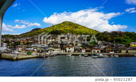 急斜面に密集する男木島の集落（香川県高松市） 95021287