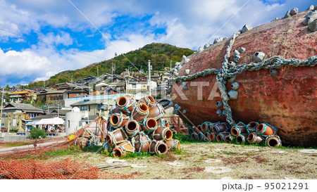 急斜面に密集する男木島の集落(香川県高松市) 急斜面に密集する男木島の集落(香川県高松市) 95021291