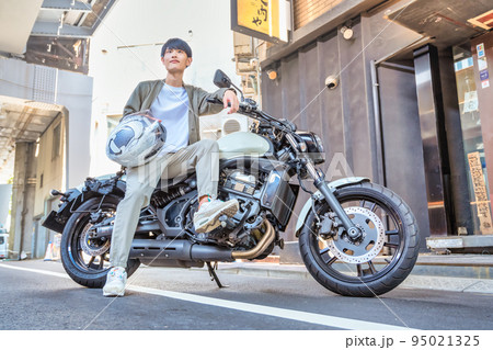 東京ツーリング　ツーリング仲間と待ち合わせをする男性ライダー 95021325