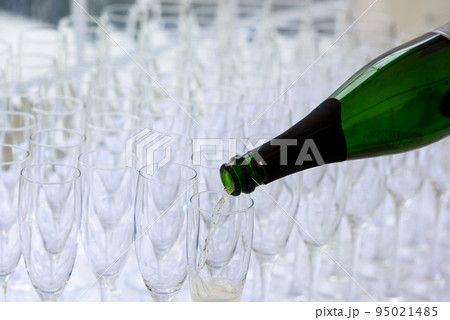pooring champagne into a champagne flute pooring champagne into a champagne flute 95021485