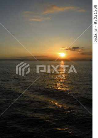 海上から見た海に沈む夕日 海上から見た海に沈む夕日 95021509