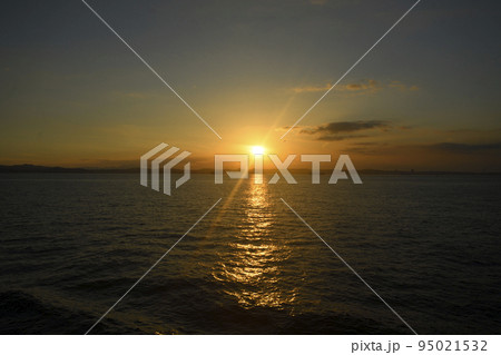 海上から見た海に沈む夕日 海上から見た海に沈む夕日 95021532