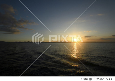 海上から見た海に沈む夕日 海上から見た海に沈む夕日 95021533