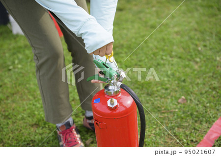 消化器の使い方の訓練の様子 消化器の使い方の訓練の様子 95021607