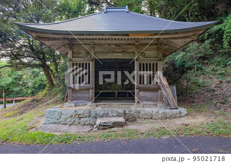 島根半島枕木山の華蔵寺の地蔵堂 島根半島枕木山の華蔵寺の地蔵堂 95021718