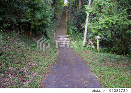 島根半島枕木山の華蔵寺の参道 95021720