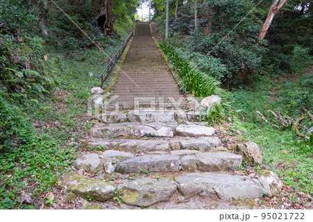 島根半島枕木山の華蔵寺の参道 95021722