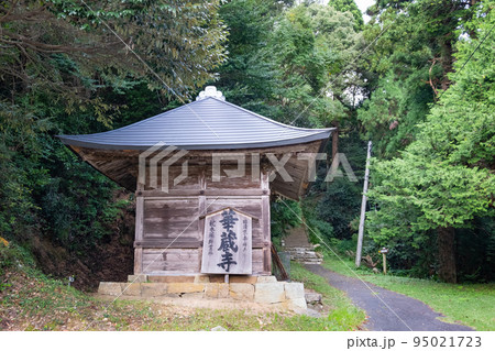 島根半島枕木山の華蔵寺の地蔵堂 島根半島枕木山の華蔵寺の地蔵堂 95021723