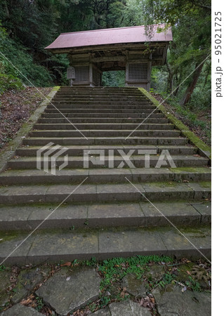 島根半島枕木山の華蔵寺の仁王門 島根半島枕木山の華蔵寺の仁王門 95021725