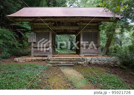 島根半島枕木山の華蔵寺の仁王門 島根半島枕木山の華蔵寺の仁王門 95021726