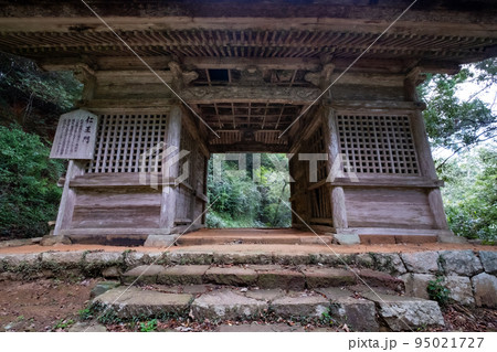 島根半島枕木山の華蔵寺の仁王門 島根半島枕木山の華蔵寺の仁王門 95021727