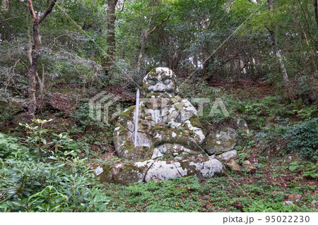 島根半島枕木山の華蔵寺の不動大石像 95022230