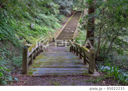 島根半島枕木山の華蔵寺の参道 95022235