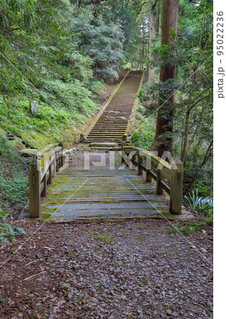 島根半島枕木山の華蔵寺の参道 95022236