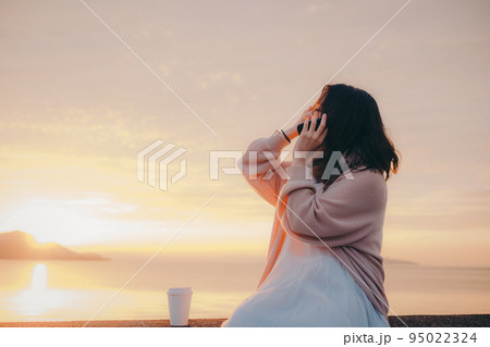 朝焼けが綺麗な女性の写真 朝焼けが綺麗な女性の写真 95022324
