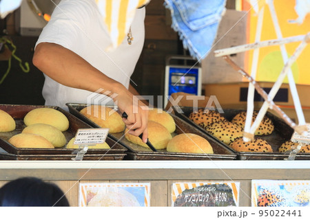 キッチンカーのパン屋さん　メロンパンのキッチンカー　パン屋さん 95022441