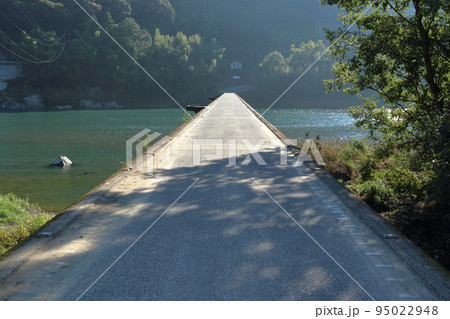 名越屋沈下橋を渡る 朝の陽射 (高知県 仁淀川) 名越屋沈下橋を渡る 朝の陽射 (高知県 仁淀川) 95022948