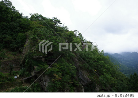 山寺の崖に建つ胎内堂 山寺の崖に建つ胎内堂 95023499